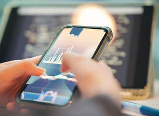 Inversor verificando proceso de retiro transparente y transferencia de fondos
